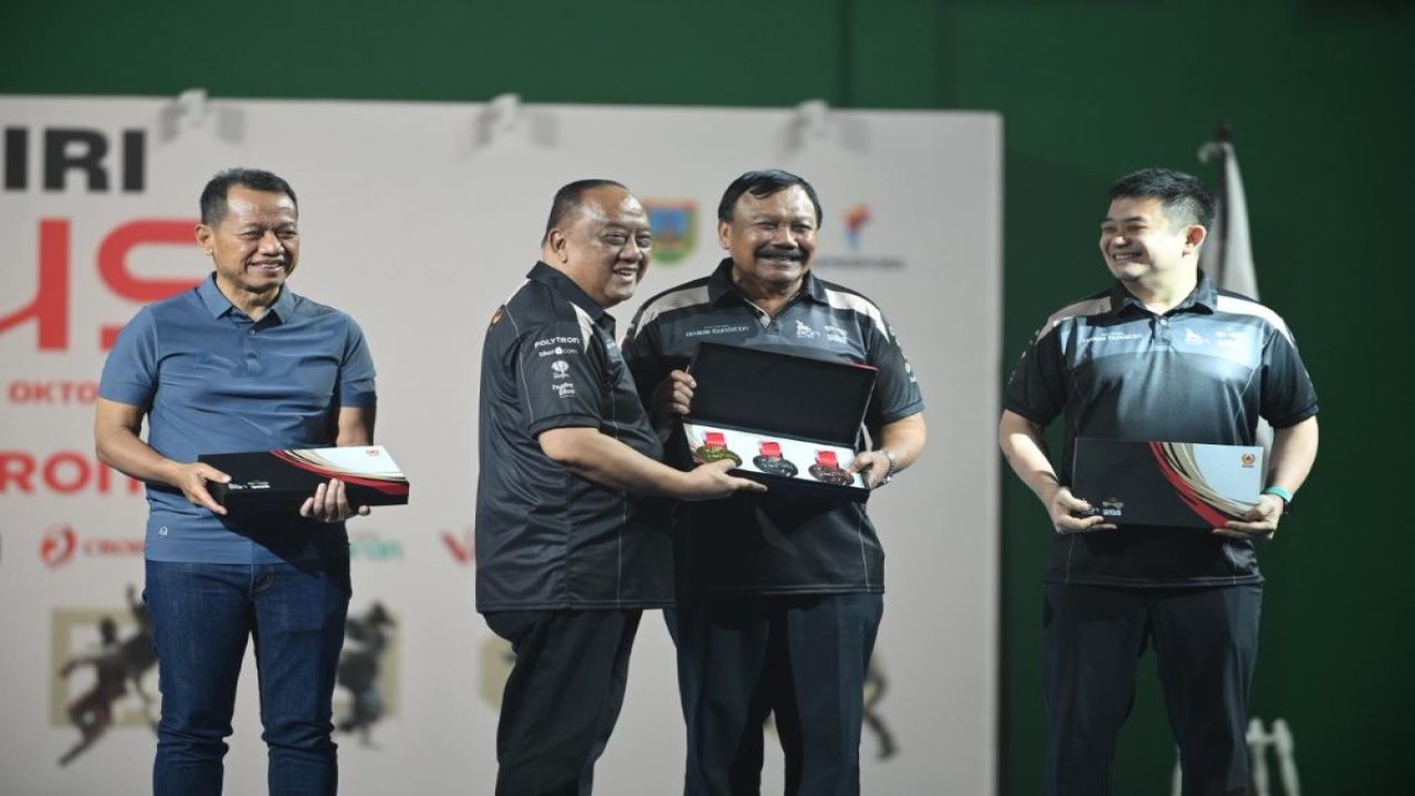 Ketua Umum KONI Pusat Letjen TNI (Purn) Marciano Norman menyerahkan plakat kepada jajaran penyelenggara PON Bela Diri 2025/ist