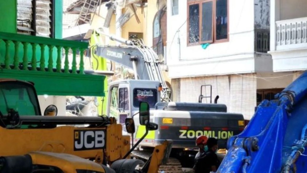 Sejumlah petugas Tim SAR gabungan berjaga di sekitar bangunan musala Ponpes Al Khoziny, Buduran, Sidoarjo, Jawa Timur, Jumat (3/10/2025). (ANTARA)