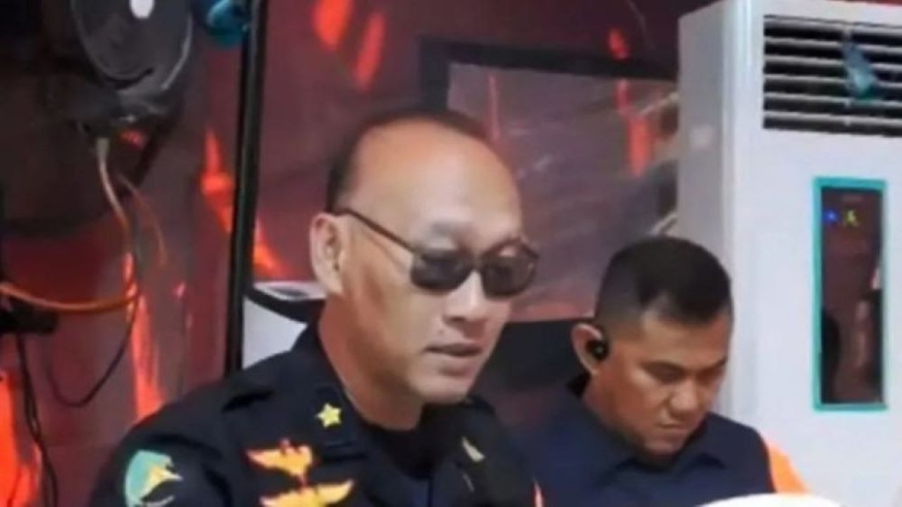 Tangkapan layar - Ketua tim sektoral untuk operasi SAR dari DVI Polda Jatim, Komisaris Polisi Navran (kiri) memberikan keterangan terkait identifikasi santri korban bangunan pondok pesantren Al Khoziny Buduran, Sidoarjo, Jawa Timur yang roboh, Senin (6/10/2025). (ANTARA)