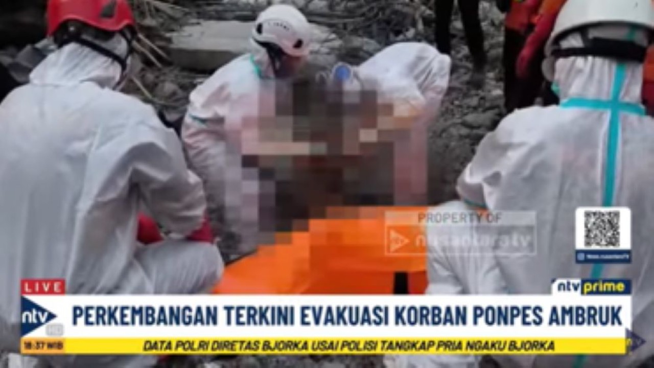 Tim SAR mengevakuasi korban tertimpa reruntuhan musala Pondok Pesantren Al Khoziny