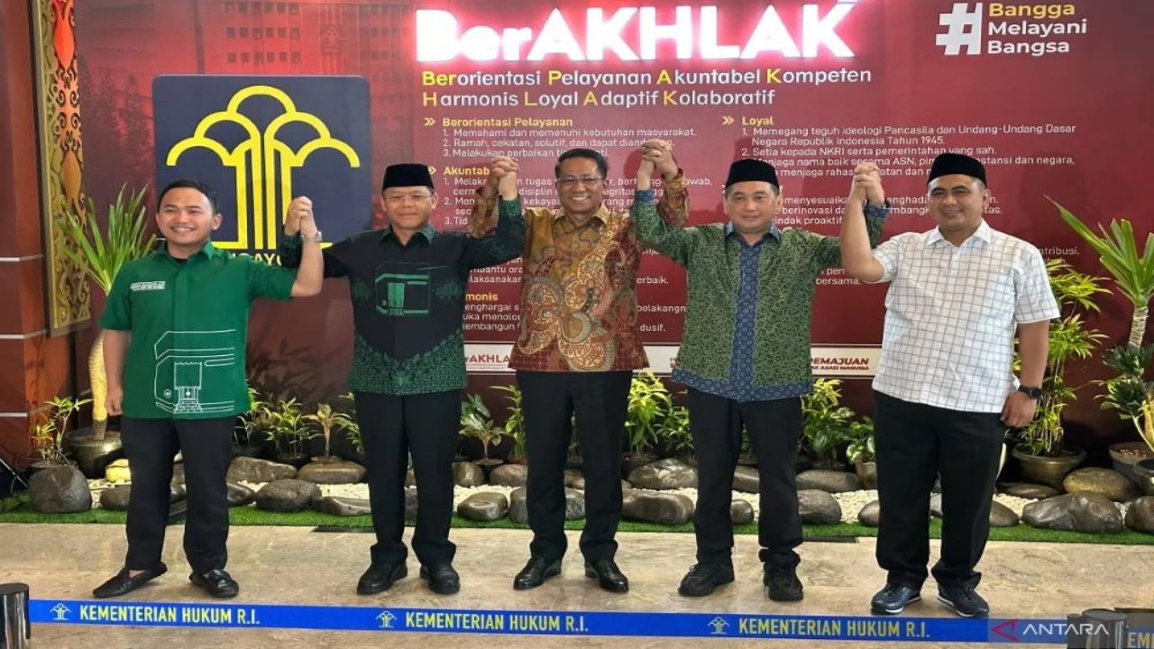 Menteri Hukum Supratman Andi Agtas (tengah) bersama Ketua Umum PPP Muhamad Mardiono (kedua kiri), Wakil Ketua Umum PPP Agus Suparmanto (kanan), Sekretaris Jenderal PPP Taj Yasin Maimoen (kedua kanan), serta Bendahara Umum PPP Imam Fauzan Amir Uskara setelah memberikan keterangan mengenai Surat Keputusan PPP yang baru yang menyatukan dua kubu, di Kantor Kementerian Hukum, Jakarta, Senin (6/10/2025). ANTARA/Rio Feisal.