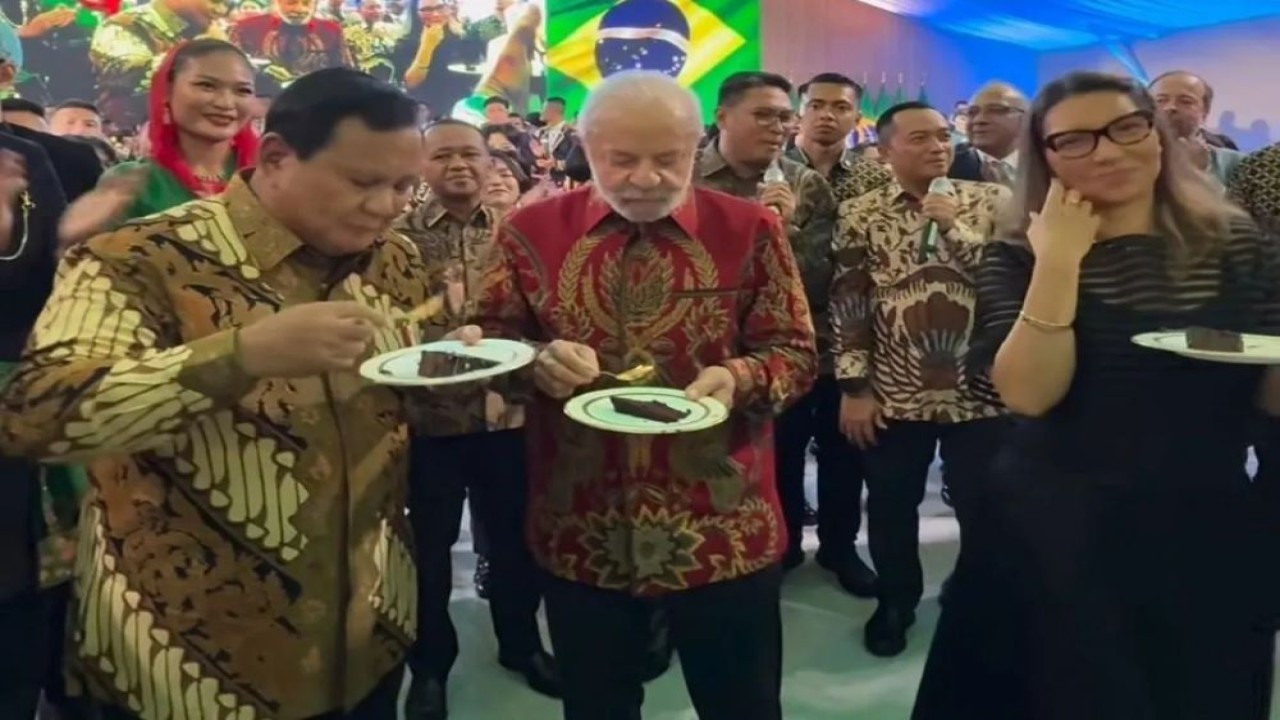 Tangkapan layar - Presiden RI Prabowo Subianto (kiri) dan Presiden Brasil Luiz Inácio Lula da Silva (tengah) merayakan ulang tahun bersama di Kompleks Istana Kepresidenan, Jakarta, Kamis (23/10/2025). (ANTARA/Instagram/@lulaoficial)