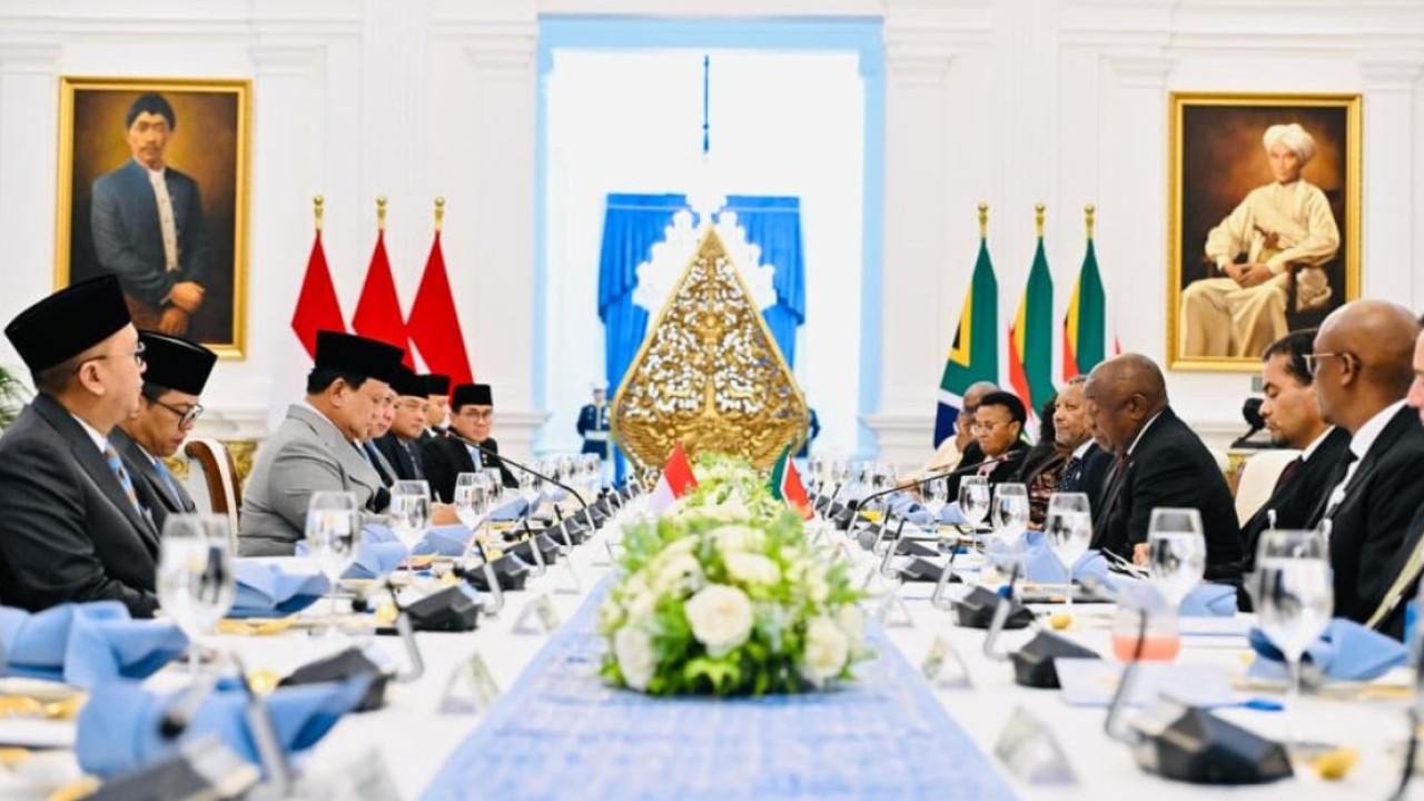 Presiden Prabowo Subianto dan Presiden Republik Afrika Selatan Matamela Cyril Ramaphosa menggelar pertemuan bilateral yang berlangsung dalam format working lunch bersama delegasi masing-masing di Istana Merdeka, Jakarta, pada Rabu, 22 Oktober 2025. (Foto: BPMI Setpres/Laily Rachev)