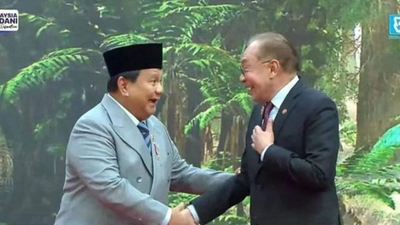 Momen penuh keakraban ketika PM Anwar Ibrahim menyambut langsung Presiden Prabowo Subianto dengan pelukan dan jabat tangan hangat. (Foto: Antara)