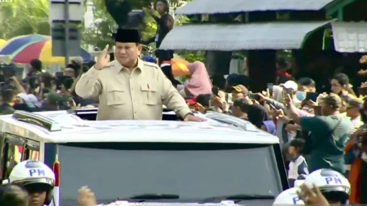 Presiden Prabowo Subianto berdiri dari dalam mobil kepresidenan Maung Garuda untuk menyapa ribuan masyarakat yang memadati jalanan di sekitar Istana Merdeka hingga sekitar Monas, Jakarta, Minggu (5/10/2025). (Foto: ANTARA/HO-Puspen TNI)