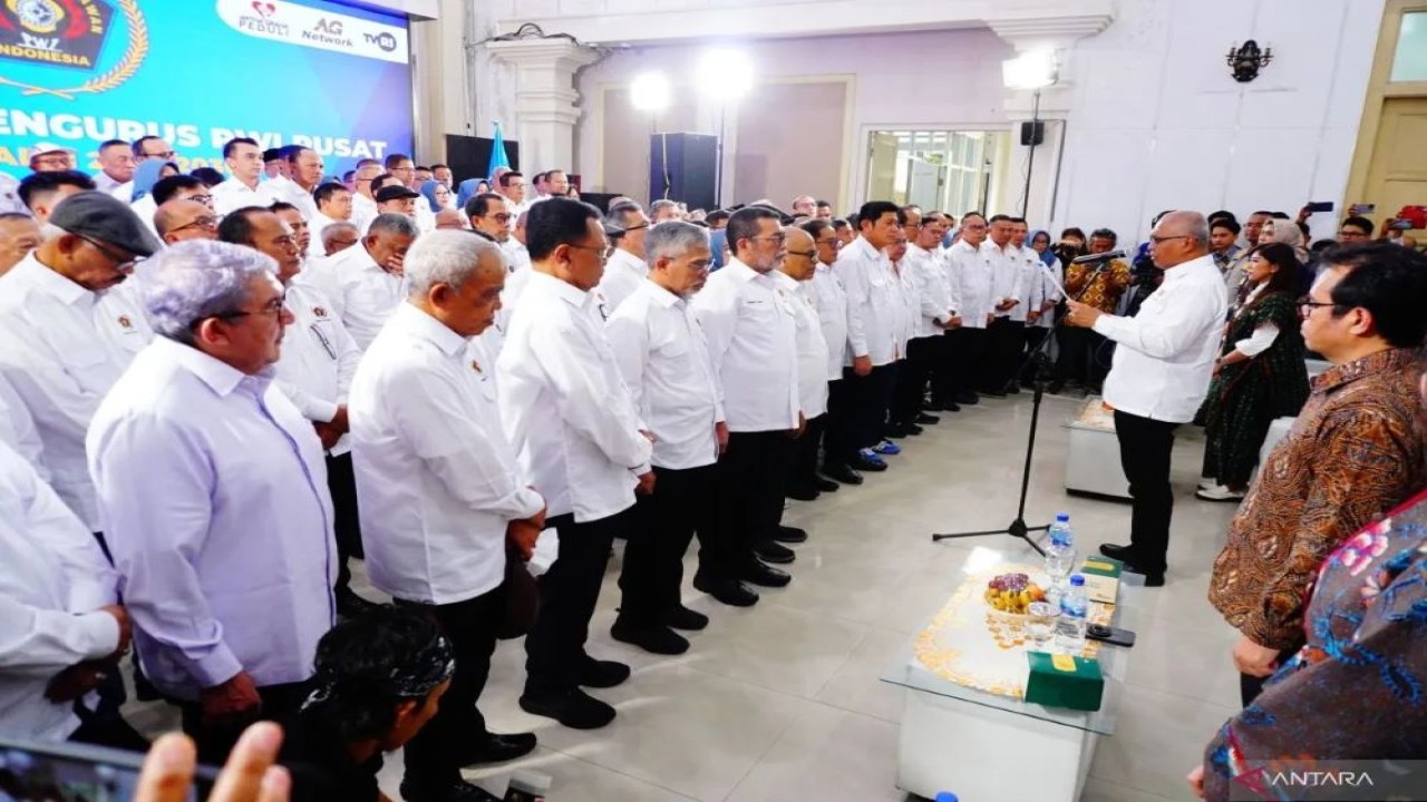 Ketua Umum PWI Pusat Akhmad Munir memimpin Pengukuhan Pengurus PWI Pusat Masa Bakti 2025-2030 di Monumen Pers Nasional Surakarta, Jawa Tengah, Sabtu (4/10/2025). ANTARA/Aris Wasita