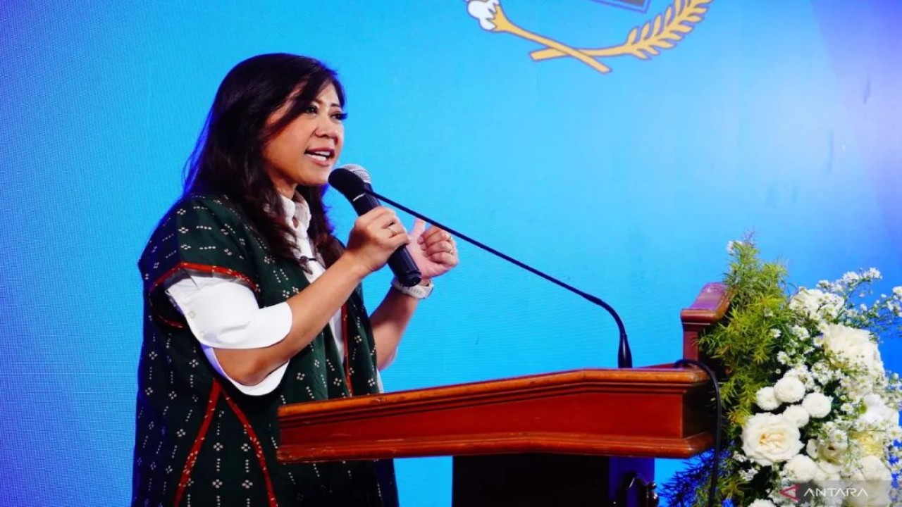 Menteri Komunikasi dan Digital (Menkomdigi) Meutya Hafid memberikan sambutan pada acara Pengukuhan Pengurus PWI Pusat Masa Bakti 2025-2030 di Monumen Pers Nasional Surakarta, Jawa Tengah, Sabtu (4/10/2025). (ANTARA/Aris Wasita)