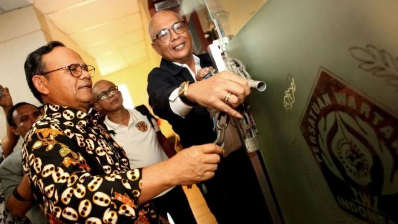 Ketua Umum PWI Pusat Akhmad Munir (kanan) dengan Ketua Dewan Pers Komaruddin Hidayat membuka kembali lantai 4 Gedung Dewan Pers, Jalan Kebon Sirih, Jakarta, Kamis, 25 September 2025. (Foto: ANTARA)