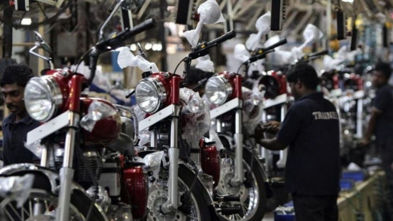 Pekerja sedang merakit sepeda motor Royal Enfield di pabriknya di Chennai, India, 6 April 2012. (Foto: Reuters)