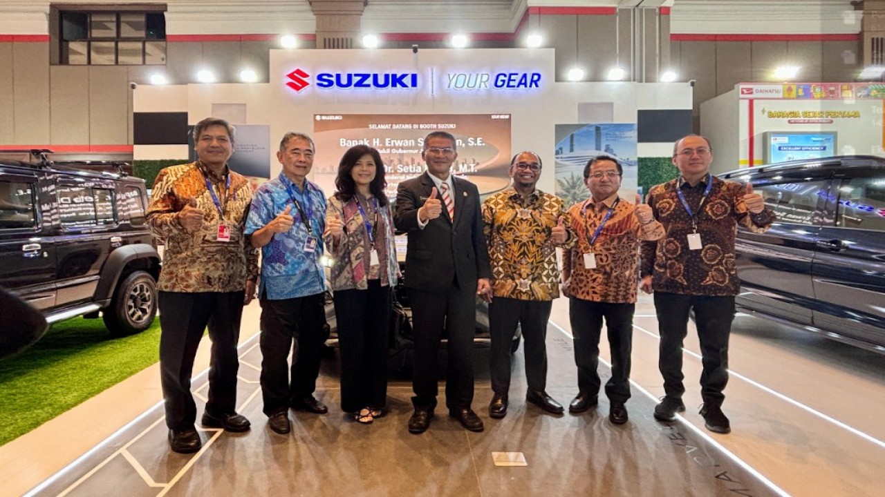 Manajemen Suzuki Indonesia dengan Wakil Gubernur Jawa Barat Erwan Setiawan di GIIAS Bandung 2025. (Foto: Istimewa)