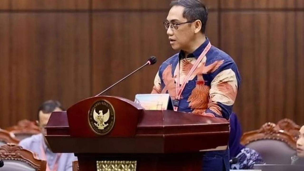 Direktur Jenderal Pengawasan Ruang Digital Kementerian Komdigi Alexander Sabar menyampaikan keterangan dalam sidang lanjutan uji materi Undang-Undang Nomor 27 Tahun 2022 tentang Pelindungan Data Pribadi di Mahkamah Konstitusi, Selasa 23 September 2025. (ANTARA/HO-MK) (Antara)
