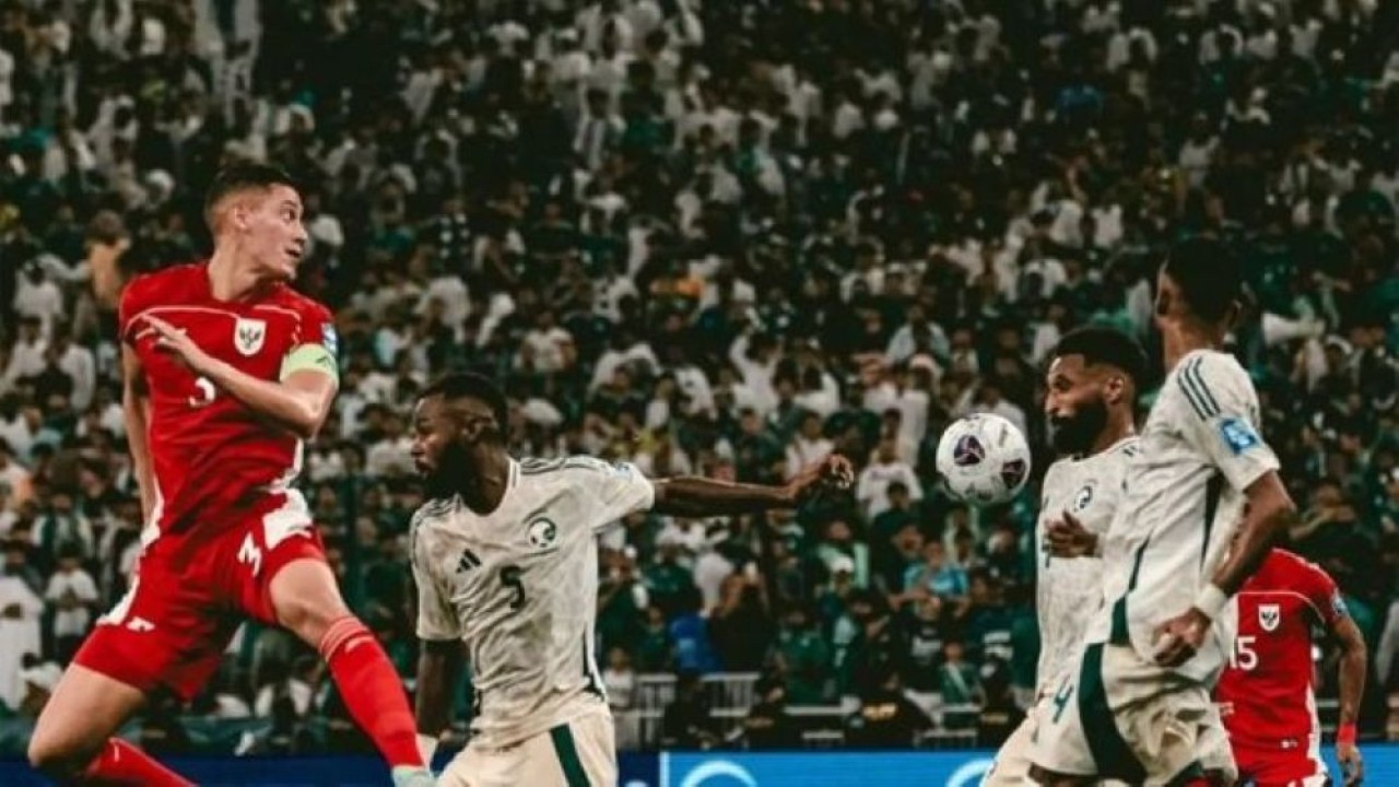 Pesepak bola Timnas Indonesia Jay Noah Idzes dan pesepak bola Arab Saudi Hassan Al Tambakti. (Foto: Antara)