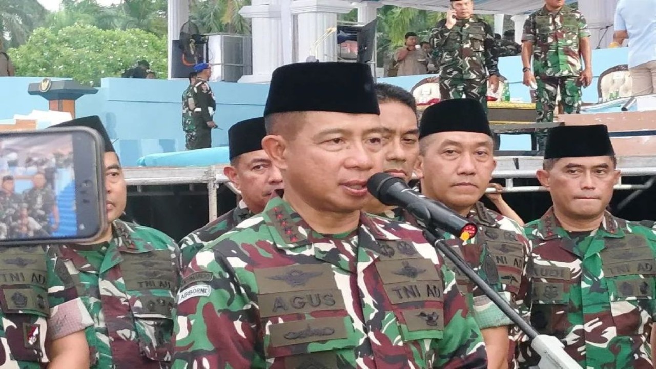 Panglima TNI Jenderal TNI Agus Subiyanto memberikan keterangan pers di Lapangan Silang Monas, Jakarta, Sabtu (4/10/2025). (Foto: ANTARA/Nadia Putri Rahmani)