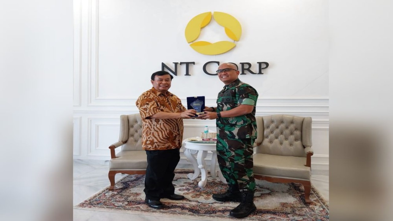 Presiden Komisaris NT Corporation Nurdin Tampubolon memberikan cenderamata atau kenang-kenangan kepada Danpussiberad Brigjen TNI Fransiscus Ari Susetio saat berkunjung ke Nusantara TV