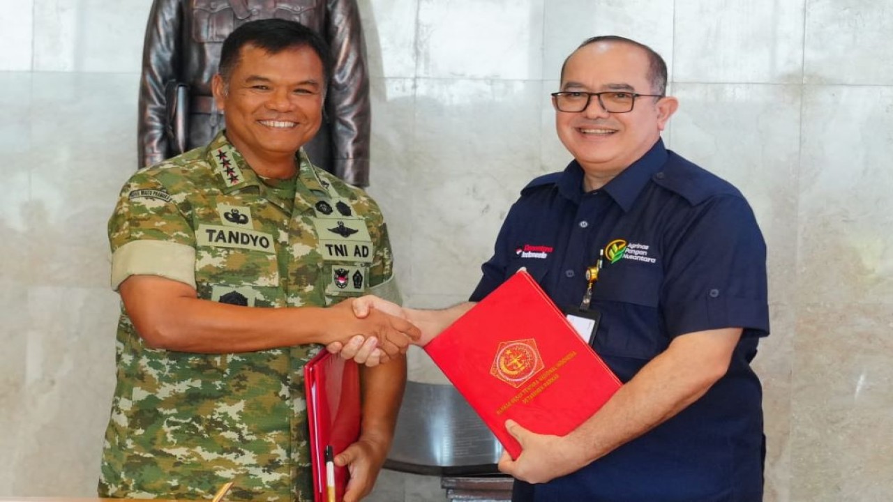 Panglima TNI Jenderal TNI Agus Subiyanto yang diwakili oleh Wakil Panglima TNI Jenderal TNI Tandyo Budi Revita dan PT Agrinas Pangan Nusantara melakukan penandatanganan perjanjian kerja sama pembangunan Koperasi Desa/Kelurahan Merah Putih/Foto: Istimewa