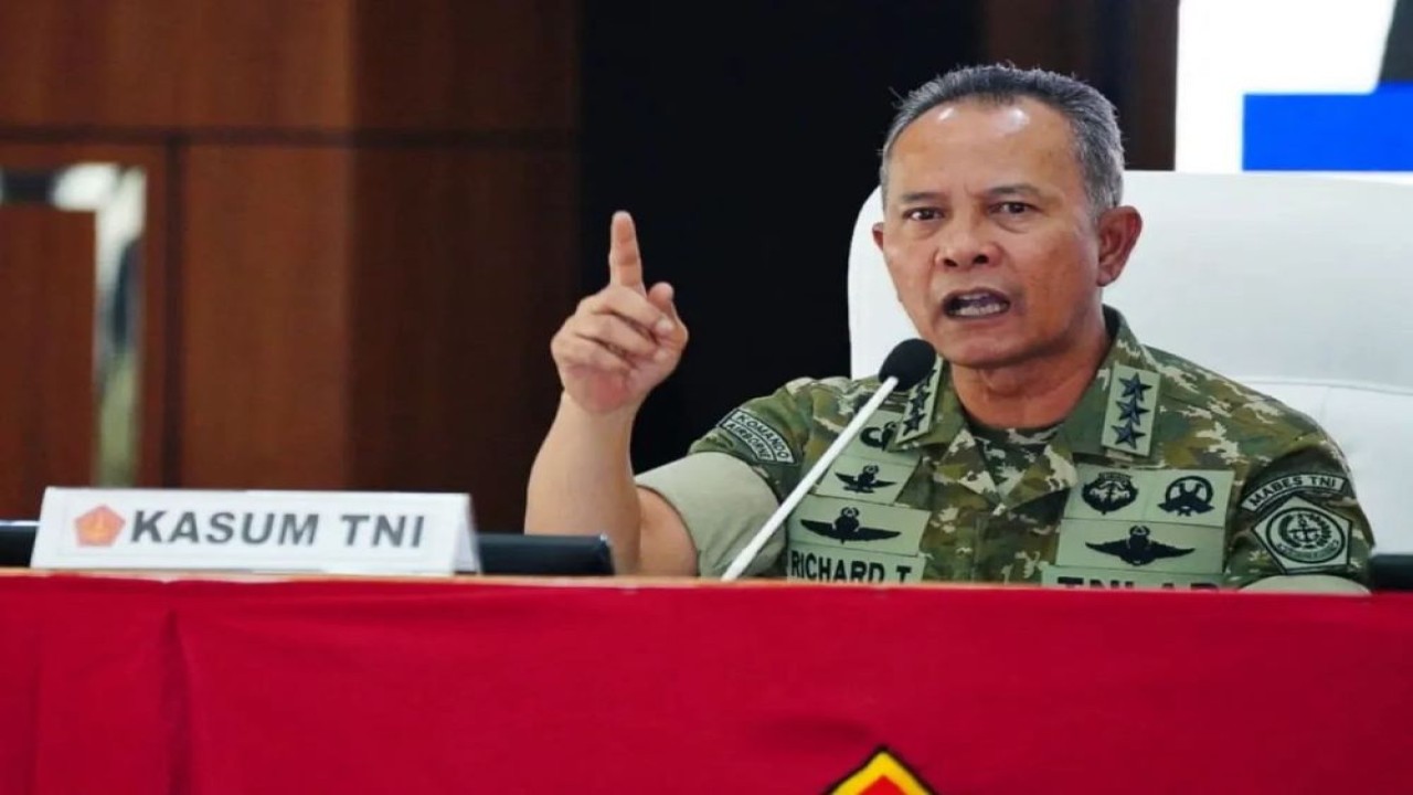 Kepala Staf Umum (Kasum) TNI Letjen TNI Richard Tampubolon didampingi Irjen TNI Laksdya TNI Hersan membuka Taklimat Awal Audit Ketaatan dan Kinerja Inspektorat Jenderal (Itjen) TNI Periode IV TA 2025 di Aula Bhineka Eka Bhakti Mako Akademi TNI, Cilangkap, Jakarta Timur/Foto: Istimewa