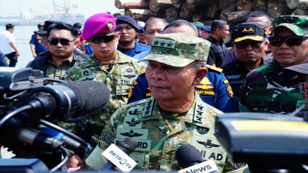 Kepala Staf Umum (Kasum) TNI Letjen TNI Richard Tampubolon meninjau langsung penindakan Satuan Tugas Penertiban Kawasan Hutan (Satgas PKH) di Pelabuhan Gresik, Jawa Timur/Foto: Istimewa