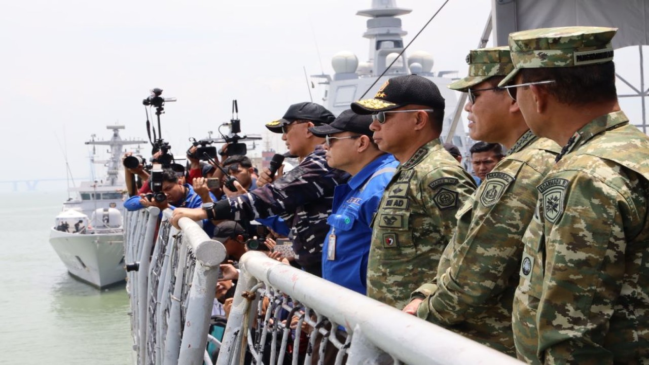 Panglima TNI Jenderal TNI Agus Subiyanto bersama Kepala Staf TNI Angkatan Laut Laksamana TNI Muhammad Ali mendampingi Menteri Pertahanan Republik Indonesia Sjafrie Sjamsoeddin menyaksikan  Uji Penembakan Torpedo Kapal Selam Otonom (KSOT) yang dilaksanakan di Koarmada II