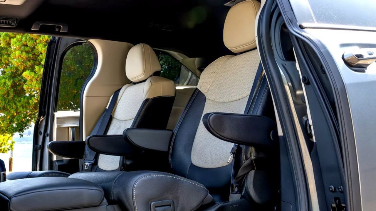 Toyota Sienna Hybrid yang diproduksi antara 14 Januari dan 24 Juli 2025 terdampak penarikan kembali. (Foto: Istimewa via Carscoops)