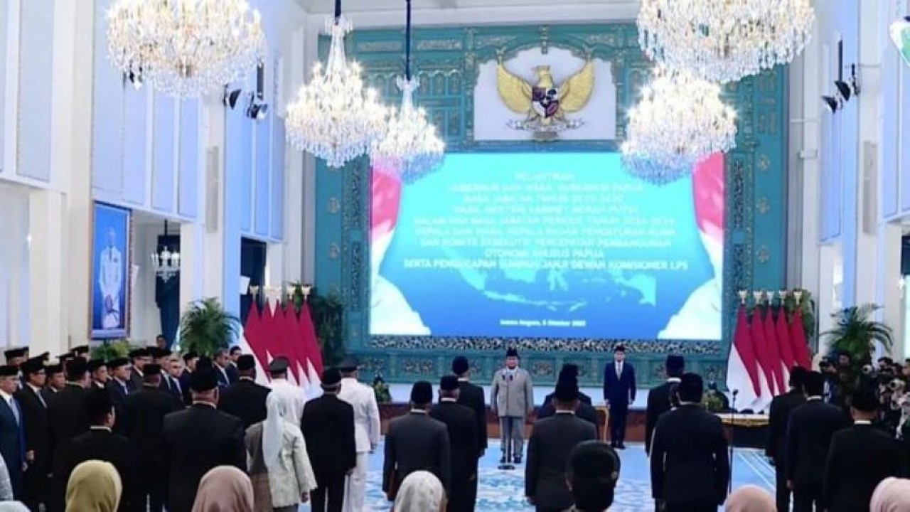 Presiden Prabowo Subianto melantik Dony Oskaria sebagai Kepala Badan Pengaturan BUMN di Istana Negara, Jakarta, Rabu 8 Oktober 2025. ANTARA/HO-BPMI Sekretariat Presiden. (Antara)