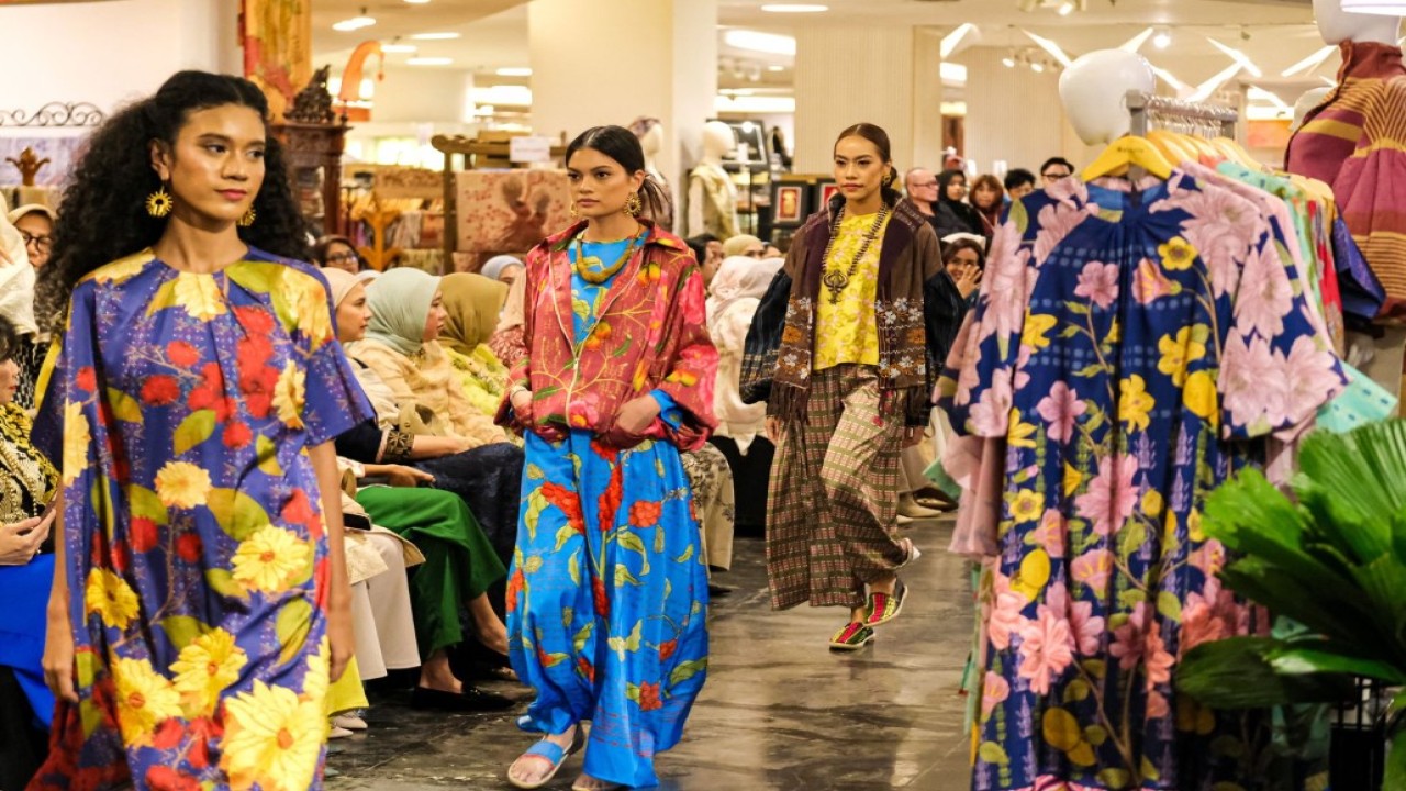Alun Alun Indonesia menandai 18 tahun kiprahnya dalam memajukan budaya dan karya lokal melalui fashion show. (Foto: Istimewa/Kementerian Ekraf)