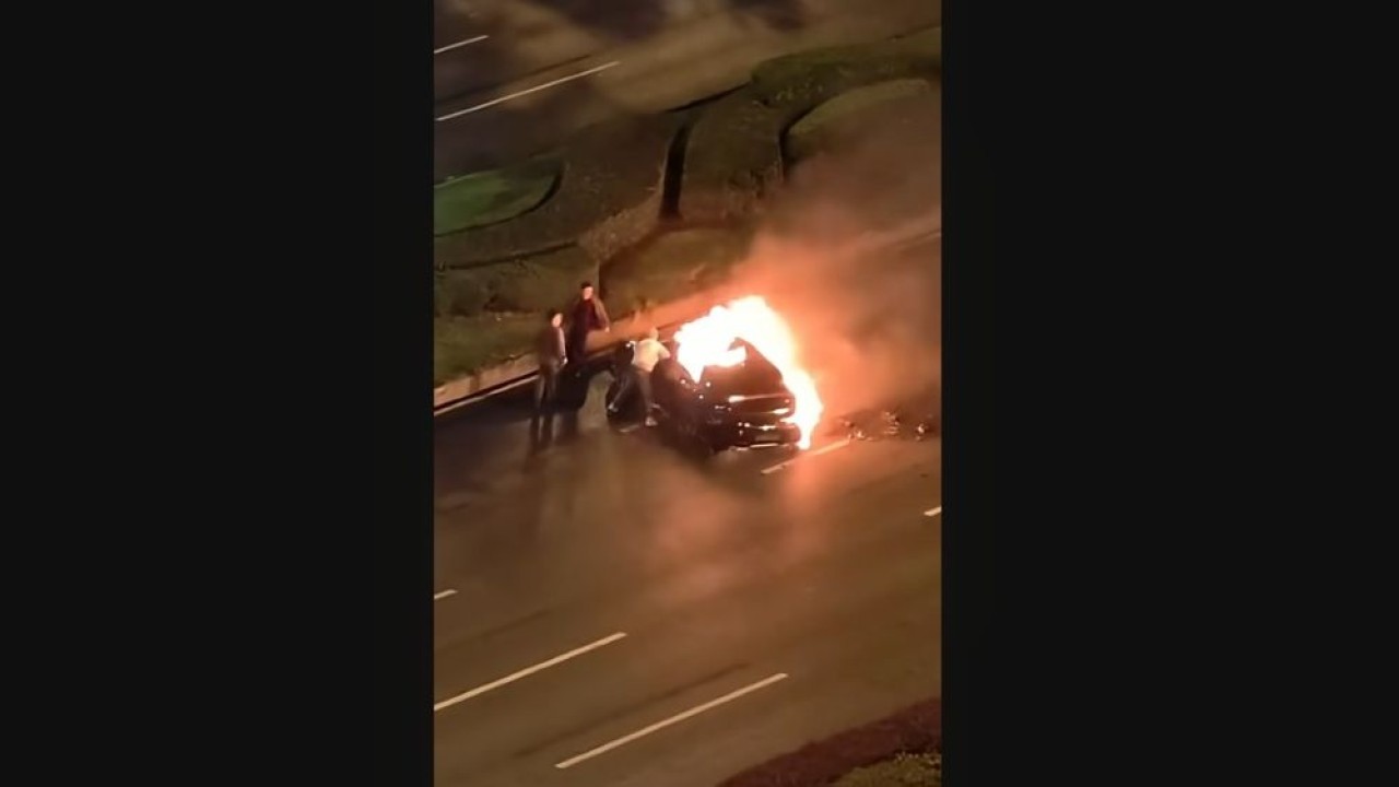 Mobil listrik Xiaomi SU7 Ultra terbakar hebat usai menabrak pembatas jalan. (Foto: Tangkapan layar YouTube CarNewsChina)