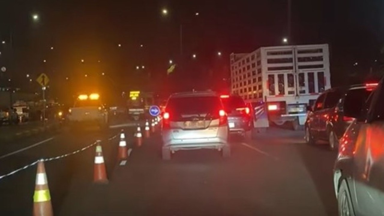 Ziko Harnadi meluapkan kekesalannya terhadap kondisi Tol JORR yang disebutnya hampir setiap malam selalu dilakukan perbaikan. (Foto: Tangkapan layer Instagram @zikoi)