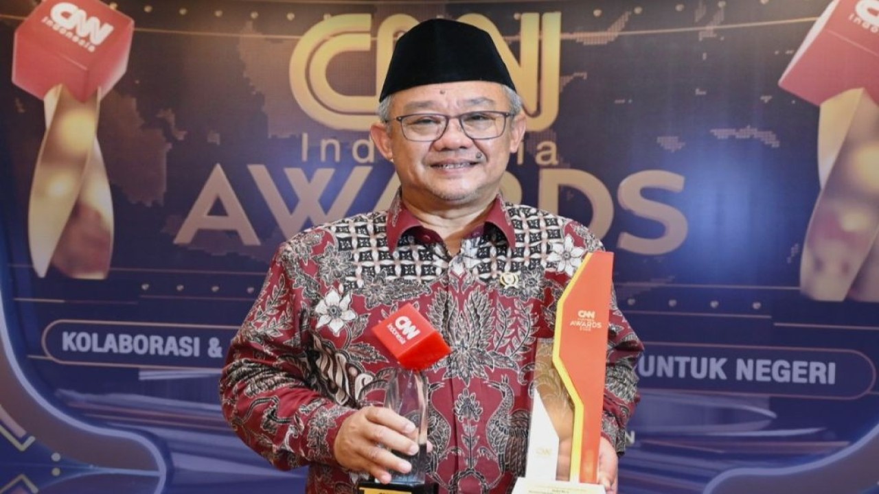 Mendikdasmen Abdul Mu'ti menerima penghargaan "Outstanding Inspirational Leadership". (Foto: Istimewa)