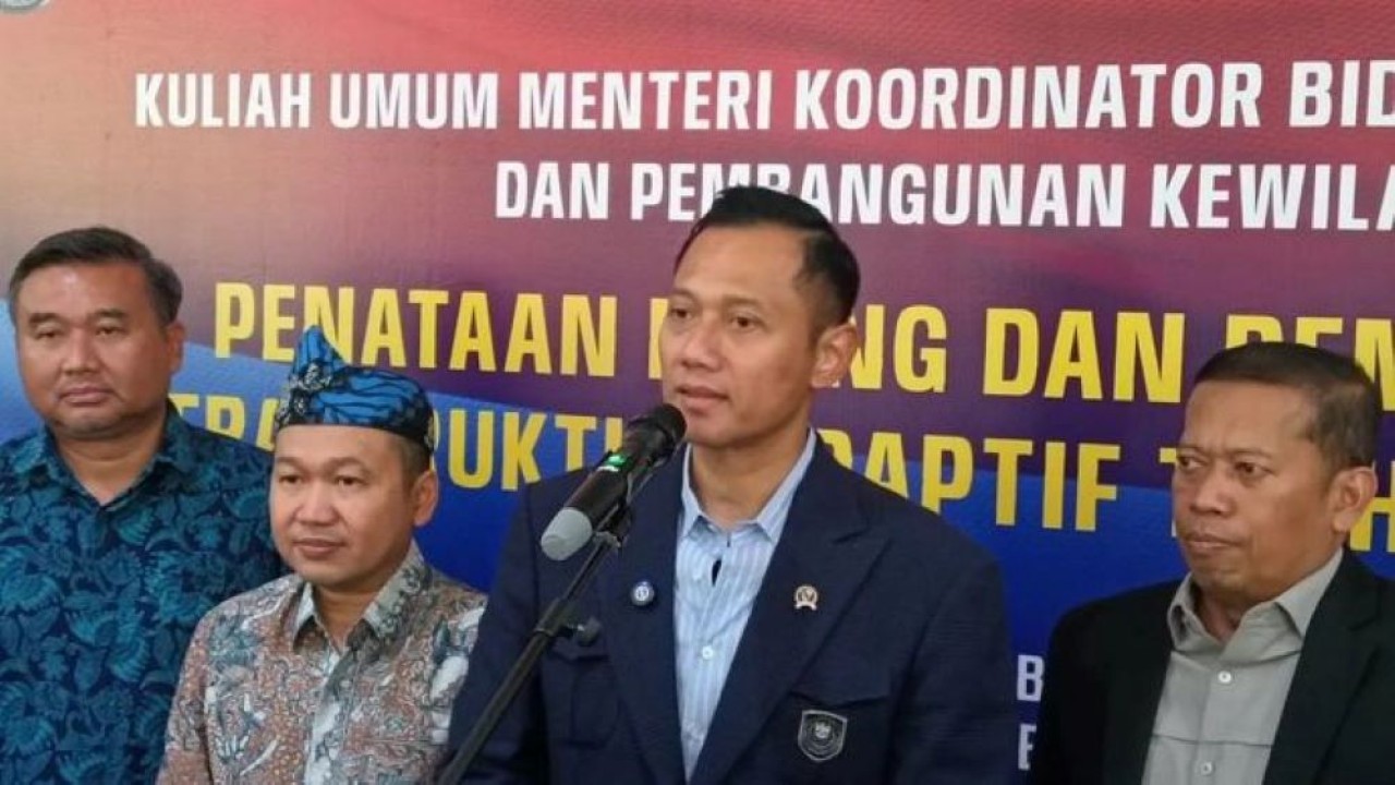 Menteri Koordinator Bidang Infrastruktur dan Pembangunan Kewilayahan Agus Harimurti Yudhoyono (AHY), didampingi Rektor Universitas Diponegoro Semarang Prof Suharnomo (kanan). (ANTARA/Zuhdiar Laeis) (Antara)