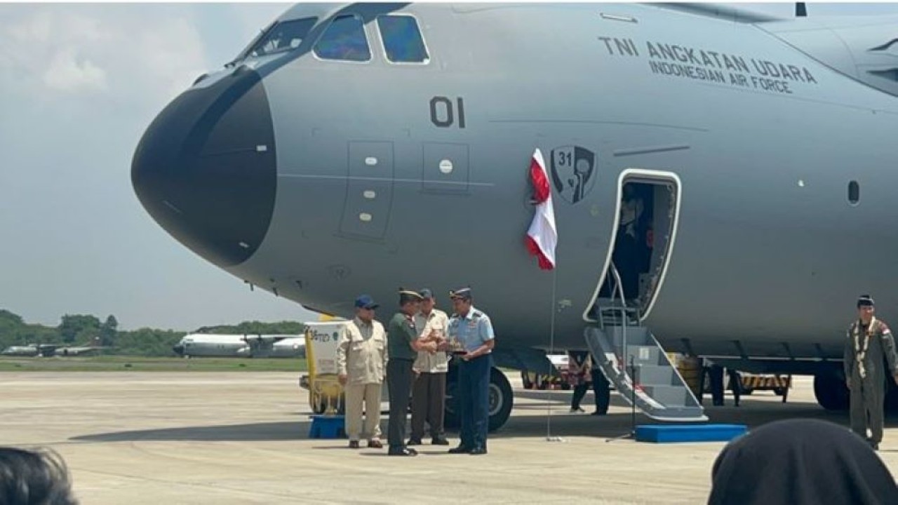 Prabowo Serahkan Langsung Pesawat Angkut Militer Pertama Indonesia ke Panglima TNI di Lanud Halim (NTVnews.id)