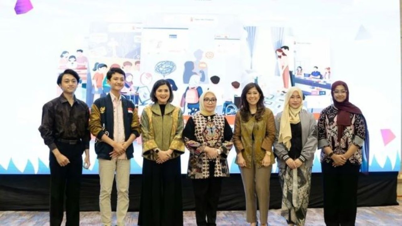 Perwakilan Anak Anak dari Digital Youth Council Save the Children foto bersama dengan Menteri PPPA Arifah Fauzi, Menteri Komdigi Meutya Hafid dan CEO Save the Children Indonesia Dessy Kurwiany Ukar. (Antara)