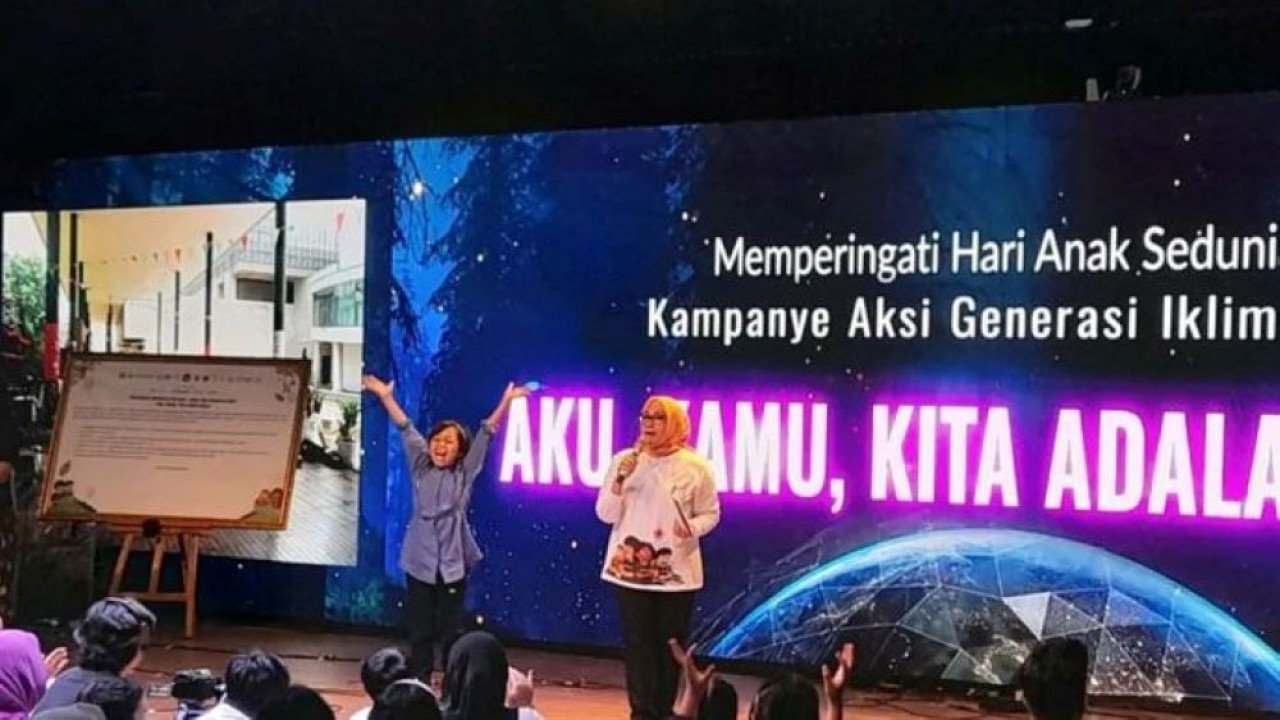 Menteri PPPA Arifah Fauzi berdialog bersama seorang anak dalam kolaborasi aksi iklim (Antara)