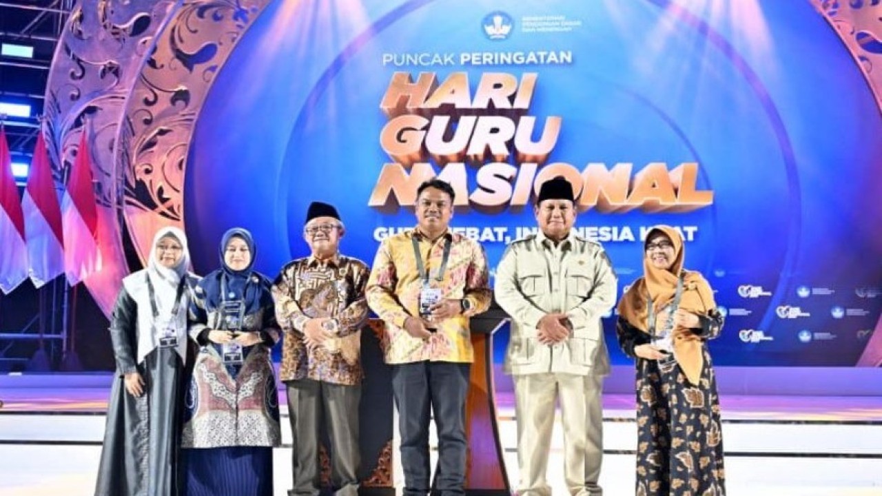 Presiden Prabowo Subianto foto bersama dengan penerima Anugerah Guru Indonesia 2025 pada acara Puncak Peringatan Hari Guru Nasional 2025 yang diselenggarakan di Indonesia Arena, Jakarta, pada Jumat, 28 November 2025. (Foto: BPMI Setpres/Laily Rachev)
