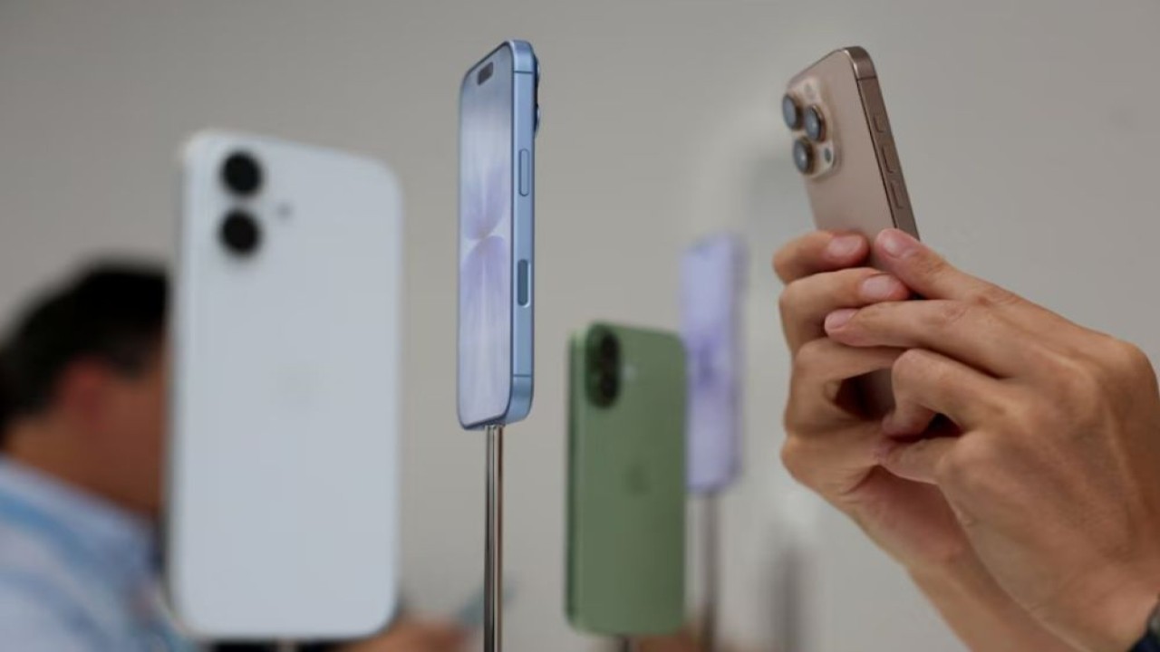 Produk Apple dipamerkan selama acara Apple di Steve Jobs Theater di Cupertino, California, AS, 9 September 2025. (Foto: Manuel Orbegozo/Reuters)