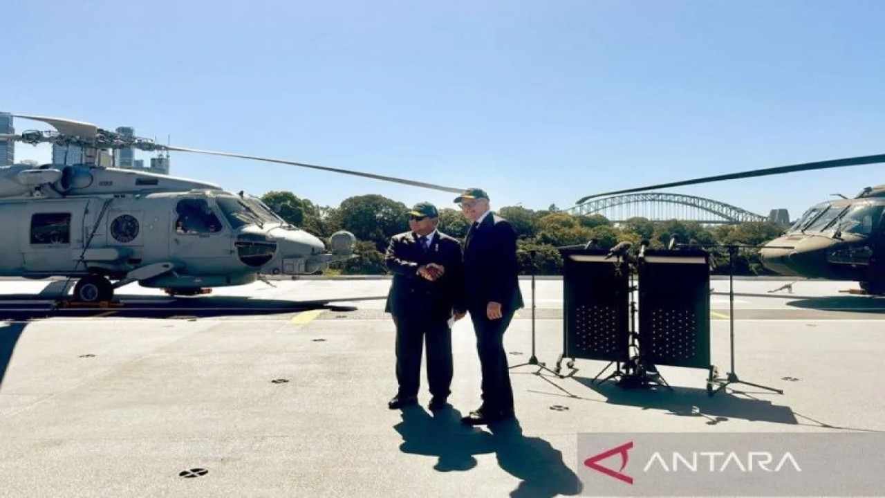Presiden Indonesia Prabowo Subianto (kiri) dan Perdana Menteri Australia Anthony Albanese (kanan) berjabat tangan setelah keduanya menyampaikan pernyataan bersama di geladak heli kapal induk Australia HMAS Canberra, Sydney, Australia, Rabu (12/11/2025). ANTARA/Mentari Dwi Gayati/aa.