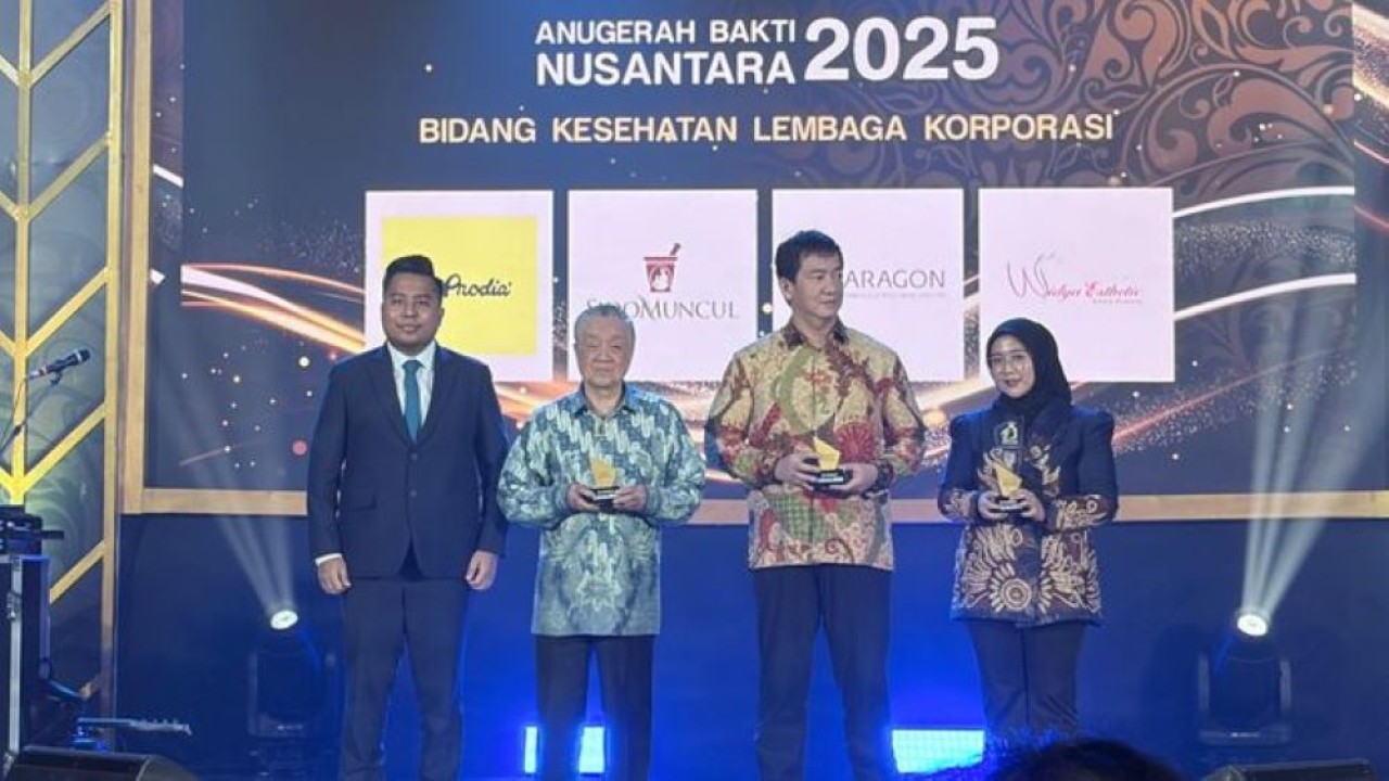 Direktur Nusantara TV Tommy William Tampubolon bersama para penerima penghargaan Anugerah Bakti Nusantara 2025 Bidang Kesehatan Lembaga-Korporasi