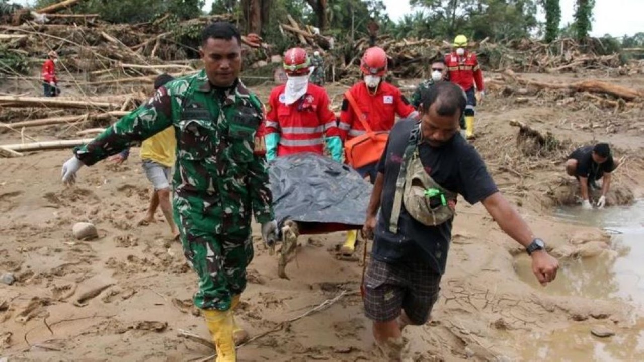 Tim SAR gabungan mengevakuasi korban banjir bandang di Desa Aek Garoga, Kecamatan Batang Toru, Kabupaten Tapanuli Selatan, Sumatera Utara, Jumat (28/11/2025). BPBD Tapanuli Selatan mencatat hingga Jumat 28 November sebanyak 32 orang meninggal dunia (Antara)