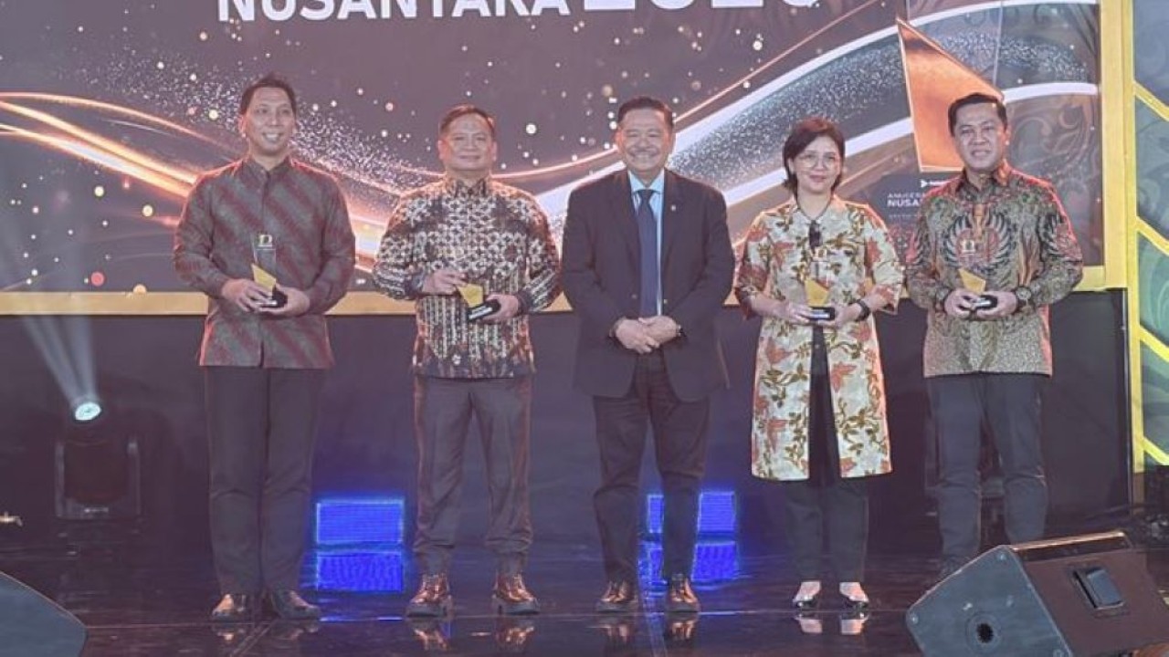Wakil Menteri Koordinator (Wamenko) Bidang Hukum, Hak Asasi Manusia, Imigrasi, dan Pemasyarakatan Otto Hasibuan bersama para penerima Anugerah Bakti Nusantara 2025 kategori Penggerak Ekonomi