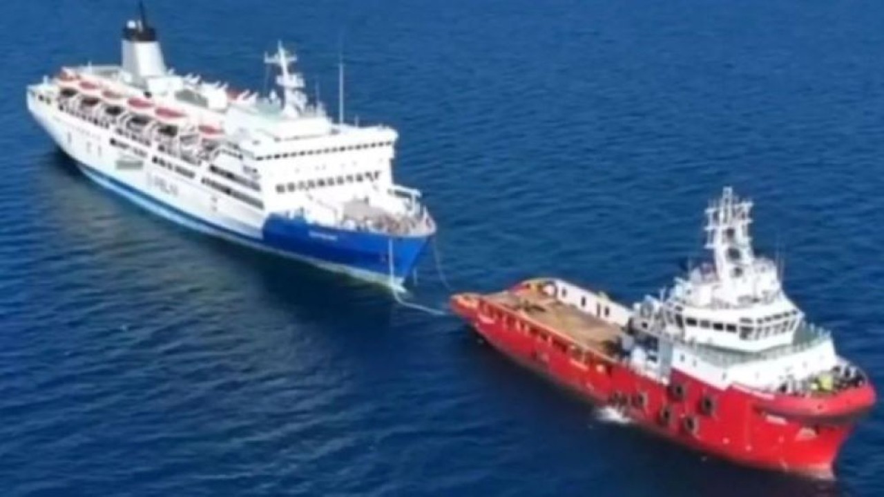 Ilustrasi - Kapal AHTS Transko Moloko milik PT Pertamina Trans Kontinental (PTK), anak usaha PT Pertamina International Shipping (PIS), mengawal kapal penumpang legendaris milik PT Pelni, KMP Umsini, dari Makassar menuju galangan PT PAL Indonesia, di Surabaya, Jatim. ANTARA/HO-PT Pertamina International Shipping (PIS) (Antara)