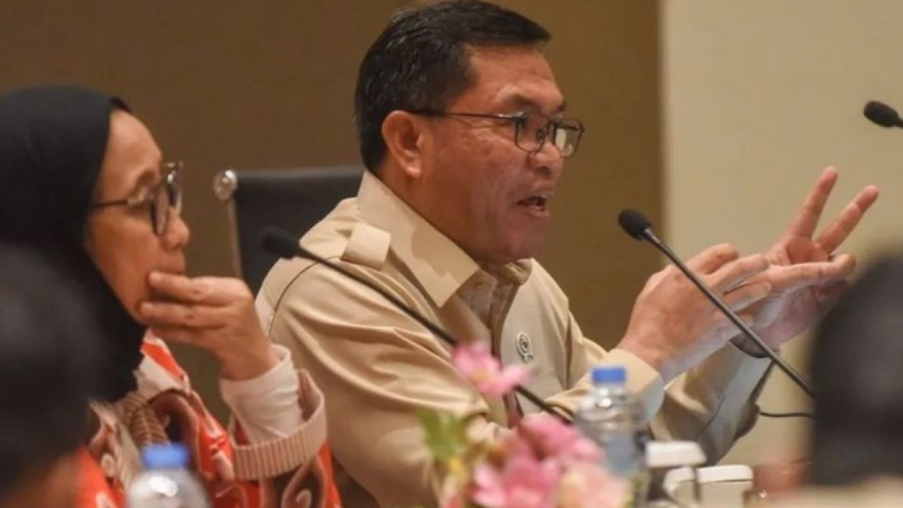 Arsip foto - Wakil Kepala Badan Gizi Nasional Sony Sanjaya (kanan) memberikan keterangan saat meninjau proses verifikasi calon mitra program Makan Bergizi Gratis (MBG) di kawasan Kota Wisata Cibubur, Kabupaten Bogor, Jawa Barat, Kamis, 25 September 2 (ANTARA)