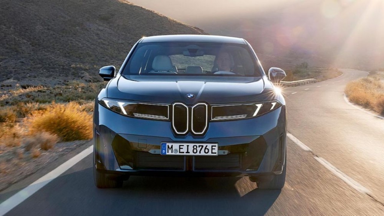 BMW iX3 diklaim dapat mengisi dari 10% ke 80% hanya dalam 21 menit. (Foto: Istimewa via ArenaEV)