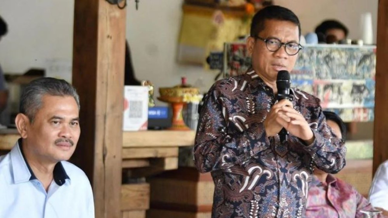 Menteri Desa dan Pembangunan Daerah Tertinggal (Mendes PDT) Yandri Susanto memberikan arahan dalam kunjungannya ke BUMDes Gentha Persada di Badung, Bali, Jumat 28 November 2025. ANTARA/HO-Humas Kemendes PDT. (Antara)