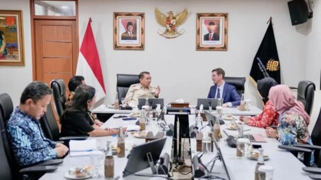 Menteri Kebudayaan Fadli Zon saat melakukan pertemuan dengan guru besar dari Universitas Flinders, Martin Polkinghorne di Jakarta. ANTARA/ (HO-Kementerian Kebudayaan) (Antara)