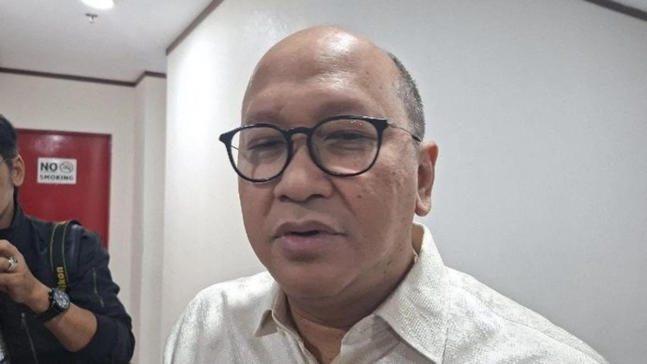 Chief Executive Officer (CEO) Danantara Rosan Roeslani menjawab pertanyaan dari awak media setelah Rapat Koordinasi Terbatas Pengelolaan Sampah Menjadi Energi Listrik di Jakarta, Jumat 23 Oktober 2025. ANTARA/Aji Cakti/pri. (Antara)