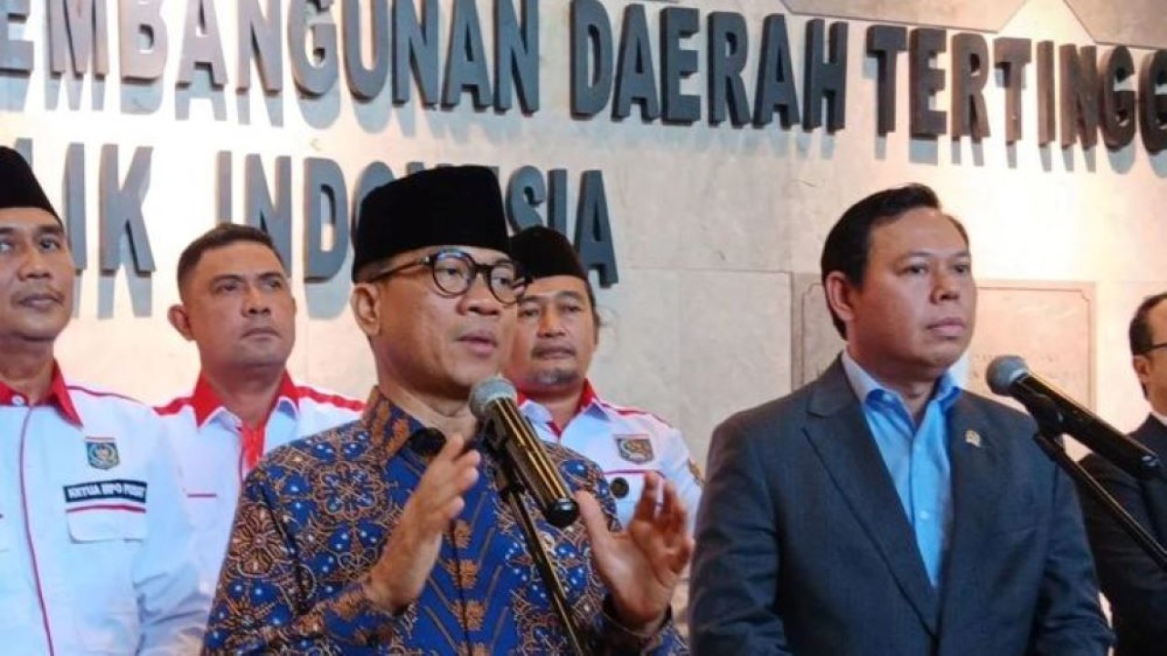 Menteri Desa dan Pembangunan Daerah Tertinggal (Mendes PDT) Yandri Susanto memberikan keterangan kepada wartawan usai menghadiri Pelantikan DPP Apdesi Merah Putih di Kantor Kemendes PDT, Jakarta, Selasa, 25 November 2025. ANTARA/Tri Meilani Ameliya. (Antara)