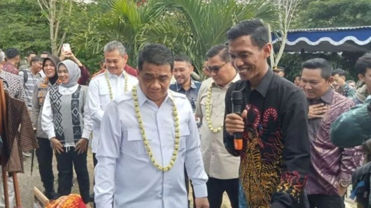Wamen Desa dan Pembangunan Daerah Tertinggal Riza Patria saat kunjungan ke Lumbung Mataram di Kelurahan Guwosari Pajangan, Kabupaten Bantul, Daerah Istimewa Yogyakarta, Kamis, 20 November 2025. ANTARA/Hery Sidik (Antara)