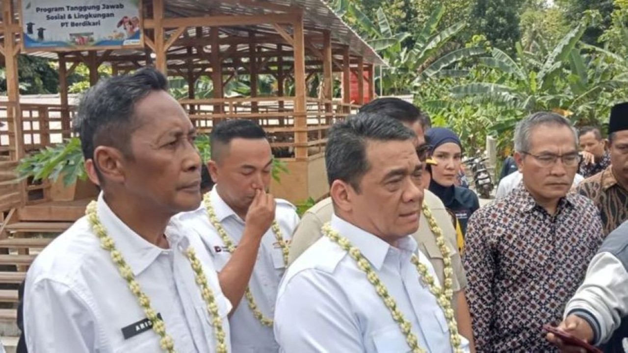 Wakil Menteri Desa Pembangunan Daerah Tertinggal Ahmad Riza Patria usai menyerahkan bantuan kandang ternak di Lumbung Mataram Kabupaten Bantul Daerah Istimewa Yogyakarta. Kamis, 20 November 2025. ANTARA/Hery Sidik. (Antara)