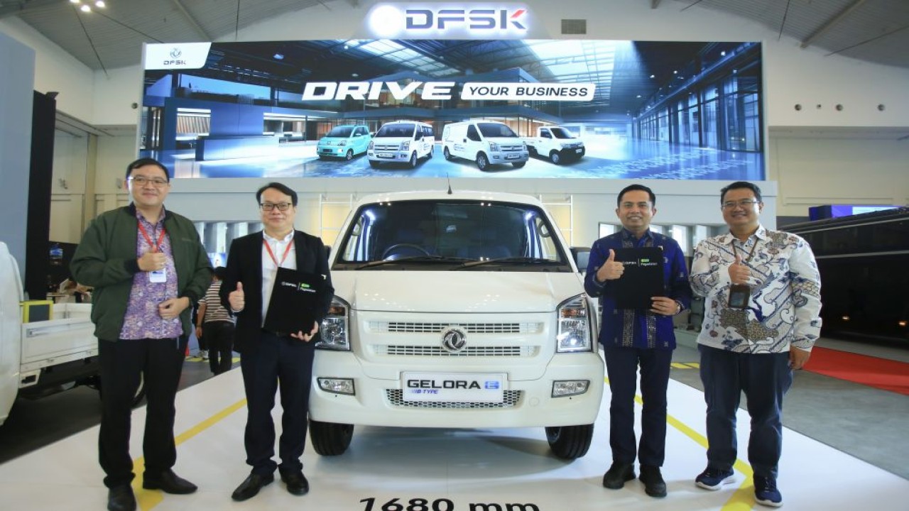 PT Sokonindo Automobile, pemegang merek DFSK dan SERES di Indonesia, resmi menandatangani MoU dengan PT Pegadaian, Rabu (26/11/2025). (Foto: Istimewa)