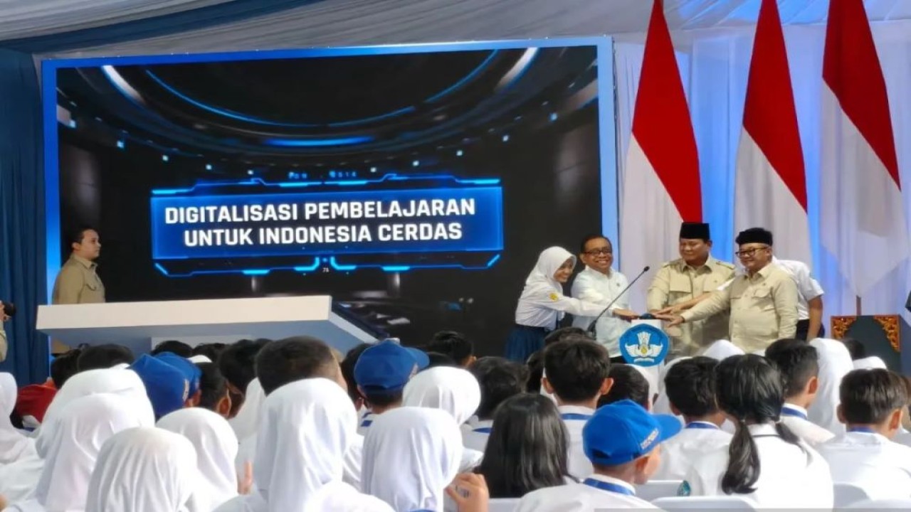 Presiden RI Prabowo Subianto (tengah) didampingi Mendikdasmen Abdul Mu'ti, Menko PMK Pratikno, serta perwakilan siswa menekan tombol sirine peluncuran program Pembelajaran Digitalisasi Nasional 2025, di SMPN 4 Kota Bekasi, Jawa Barat, Senin (17/11/2025). (Antara)