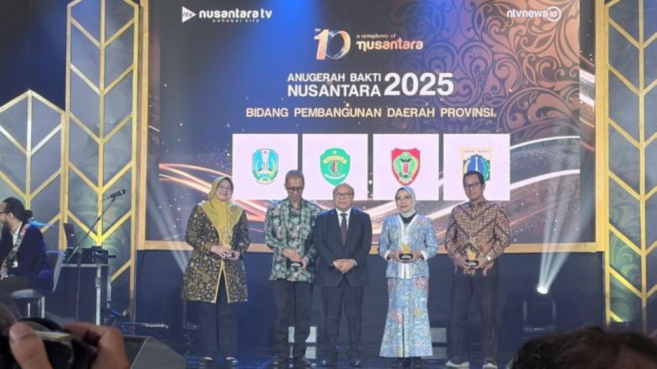 Presiden Direktur Nusantara TV Don Bosco Selamun bersama para penerima penghargaan Anugerah Bakti Nusantara 2025 Bidang Pembangunan Daerah
